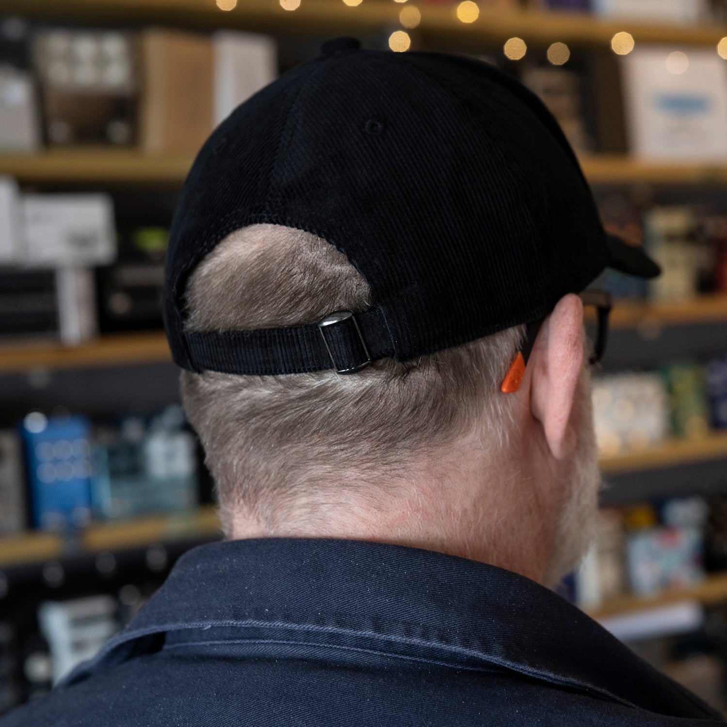 Back vide of black baseball cap showing the size adjuster