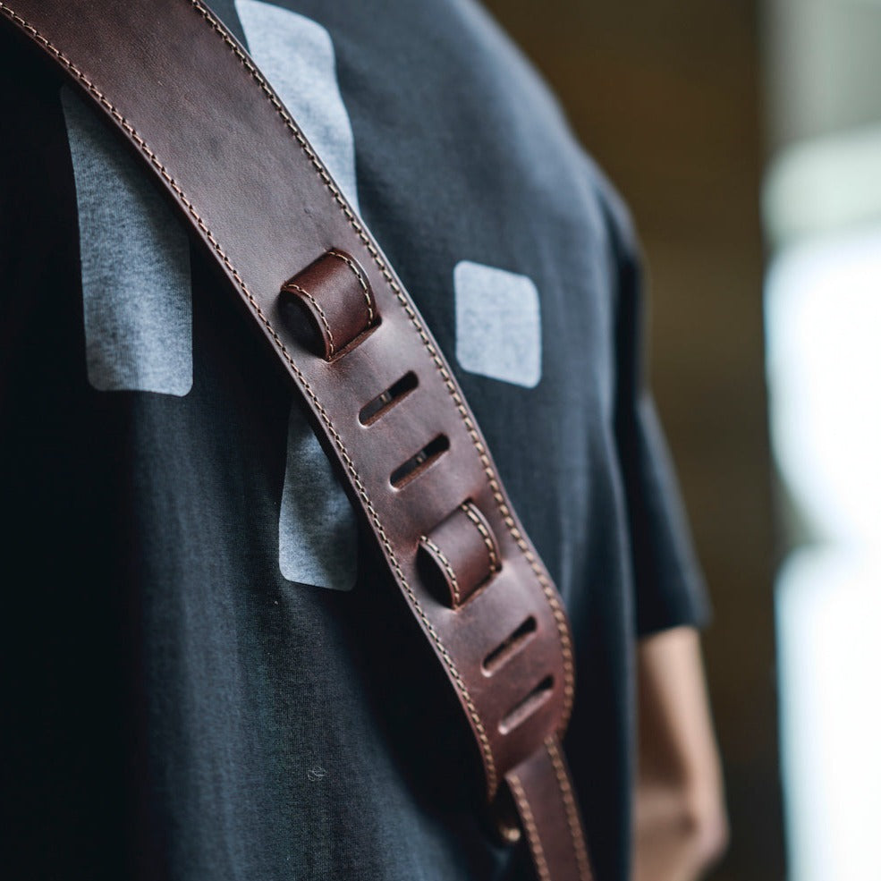 EFFECTED leather guitar strap in dark brown